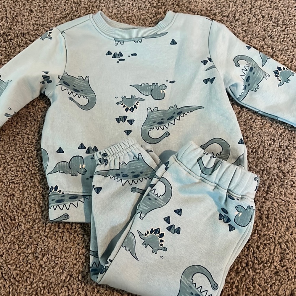 two pierce sweat outfit